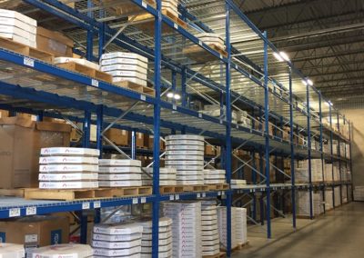 Single selective pallet racking with bolted frames, wire mesh decks